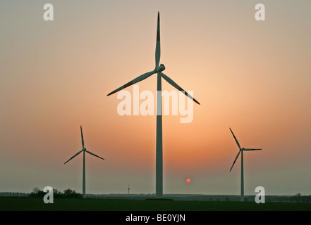 Windkraftanlagen vor der untergehenden Sonne Stockfoto