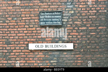 Schilder an den Wänden, Lincoln Gasthöfe, London, England Stockfoto