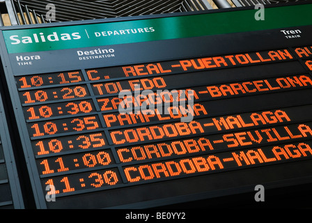 Abfahrtszeiten der spanischen Züge auf Informationstafel Stockfoto