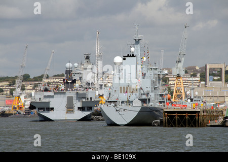 Naval base Devonport, gesehen vom Fluß Tamar Plymouth Devon England UK Stockfoto