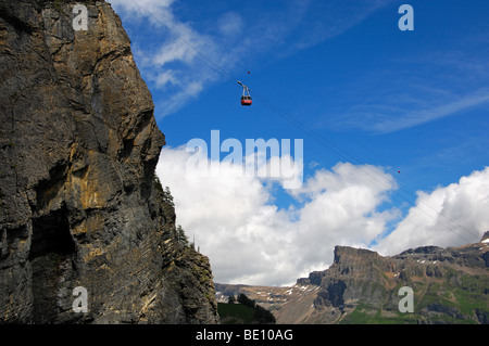 Seilbahn-Kabine schwebt über einem Abgrund zwischen Gemmipass und Leukerbad, Leukerbad, Lo Che-Les-Bains, Wallis, Schweiz Stockfoto