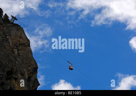 Seilbahn-Kabine schwebt über einem Abgrund zwischen Gemmipass und Leukerbad, Leukerbad, Leukerbad-Les-Bains, Wallis, Schweiz Stockfoto