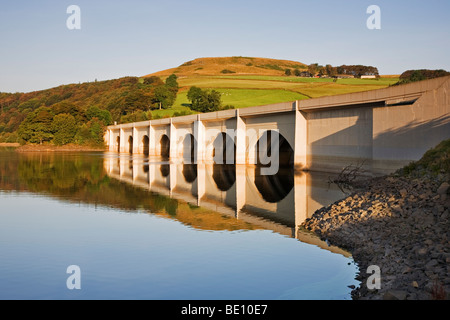 Das Ashopton-Viadukt, spiegelt sich in das Stille Wasser des Ladybower Vorratsbehälter, einer der Derwent Stauseen am Ashopton, Derbyshire Stockfoto