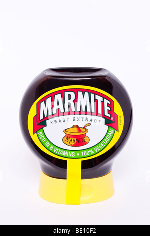 Eine Nahaufnahme von einem Plastikglas squeezable Marmite auf weißem Hintergrund Stockfoto