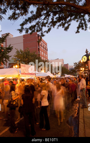 Old Town Nachbarschaft Chicago historischen Wells Street Wein crush Sommer Outdoor-Straße Festival Weinprobe lokale touristische Veranstaltung Stockfoto