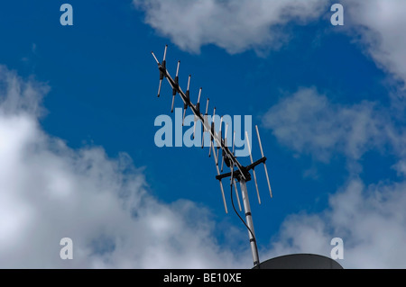 Digitales Satellitenfernsehen arial auf einem Dach Stockfoto