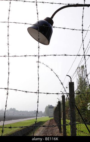 Stacheldrahtzaun, Lampe im ehemaligen KZ Dachau, Deutschland Stockfoto