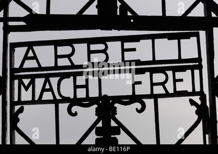 Arbeit Macht Frei melden Sie am Eingangstor zum KZ Dachau, Deutschland Stockfoto