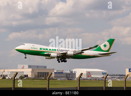 EVA Air Cargo Boeing 747-45 EF/SCD Landung am Flughafen London Heathrow. Stockfoto