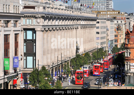 Oxford Street-Fassade des Kaufhauses Selfridges mit langen Schlange von doppelten roten Londoner Doppeldeckerbusse Stockfoto