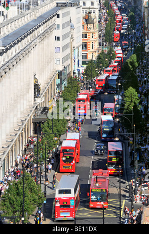 Blick hinunter auf Großbritannien Oxford Street mit Shopper & Luftaufnahme des lange Schlangen von Tfl roten Londoner Doppeldeckerbusse außerhalb Selfridges Store starten Stockfoto