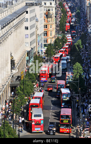 Blick hinunter auf UK London Oxford Street mit Shopper & Luftaufnahmen der lange Schlangen von Doppel Decker roten Londoner Busse an Bushaltestellen & Ampeln Stockfoto