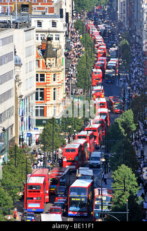 Blick auf die Oxford Street in Großbritannien mit Einkaufsmöglichkeiten und aus der Vogelperspektive auf lange Warteschlangen von roten tfl-Doppeldeckerbussen aus London, die West End London England belasten Stockfoto