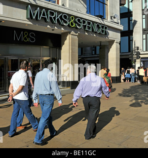 Menschen außerhalb Marks and Spencer Marble Arch Flagshipstore in der Oxford Street Stockfoto