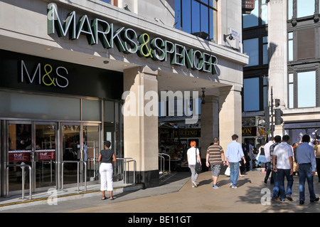 Oxford Street Einkaufsviertel Shopper & Touristen gehen auf dem Bürgersteig vor Marks und Spencer Marble Arch Einzelhandel Geschäft Geschäft vor London UK Stockfoto