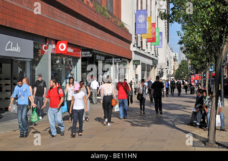 Käufer zu Fuß entlang der breiten Oxford Street-Pflaster mit Marks &amp; Spencer Marble Arch Flagshipstore jenseits Stockfoto