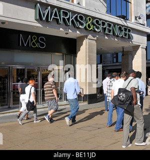 Menschen außerhalb Marks and Spencer Marble Arch Flagshipstore in der Oxford Street Stockfoto