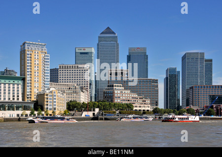 Canary Wharf Skyline über die Themse mit Ausflugsschiff und clipper Stockfoto