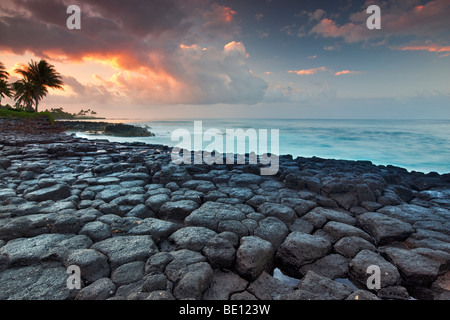 Basaltsäulen (säulenförmigen fügen) und Sonnenaufgang, Poipu. Kauai, Hawaii. Stockfoto