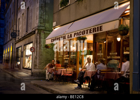 Cafe in Chartres in der Nacht, Frankreich Stockfoto