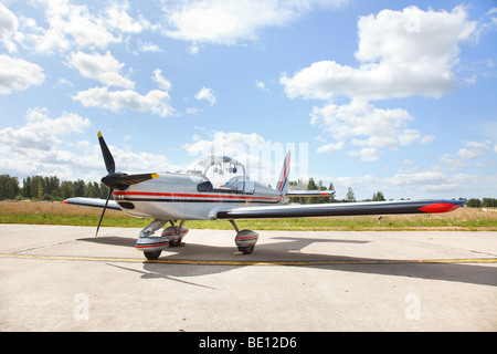 Kleine leichte private Flugzeug auf Landebahn in Flugplatz steht Stockfoto