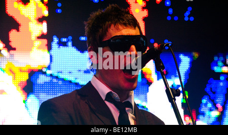 Der Bass-Gitarrist aus der Dub Pistols The Glade Festival 2009 durchführen. Stockfoto