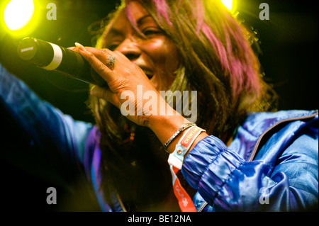 Eine Sängerin für die Freestyler beim 2009 Glade Festival. Stockfoto