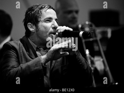 Barry Ashworth, lead-Sänger der Dub Pistols The Glade Festival 2009 durchführen. Stockfoto