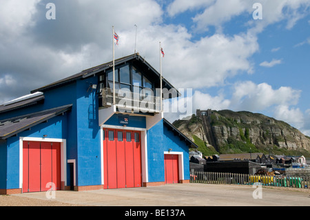 Hastings-Rettungsstation, Osthügel und das Stade Stockfoto