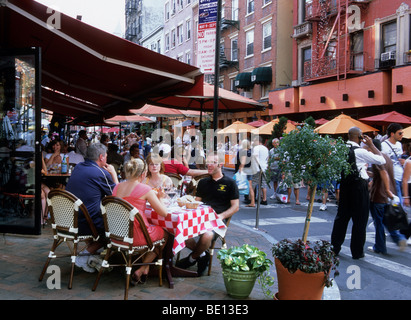Little Italy, New York City, Lower East Side, Manhattan. Mulberry Street Dining im Freien in einem italienischen Restaurant an einem Sommerabend heißes Wetter Stockfoto
