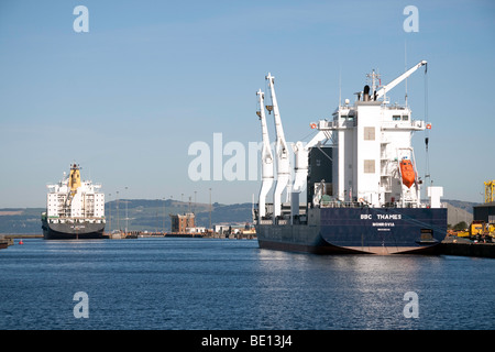 Zwei Schiffe vor Anker, Liegeplätze im Prince Of Wales Dock in Leith Docks, Edinburgh Stockfoto