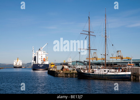 Drei Boote angedockt in Leith Docks, Edinburgh an einem hellen, sonnigen Tag Stockfoto