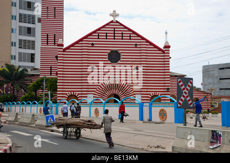 Die markante Notre Dame römisch-katholische Kathedrale in Cotonou, Benin, zeichnet sich durch seine rot-weiße Fassade. Stockfoto