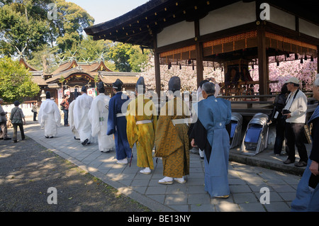 Shinto Priester gehen Sie zu verehren, Schrein Festival während der Kirschblüte Hirano Schrein, Kyoto, Japan, Südostasien, Asien Stockfoto