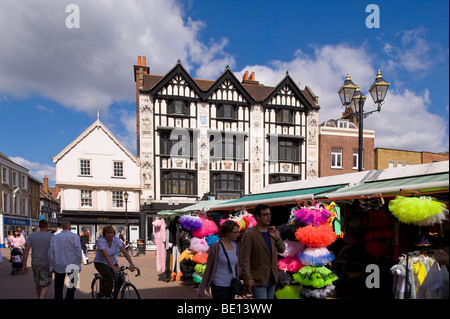 Menschen beim Einkaufen am Markt Platz, Kingston upon Thames, Surrey, Vereinigtes Königreich Stockfoto