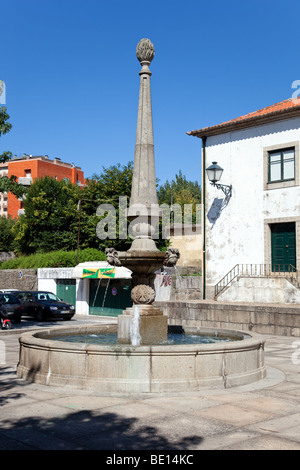 Brunnen auf Manuel Sottomaior Platz in Vila Nova de Famalicão. Portugal. Stockfoto