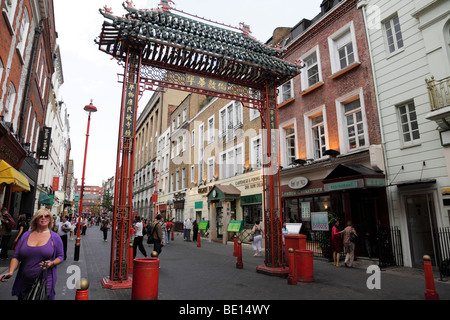 die traditionellen chinesischen Bogen am Eingang zum Gerrard Straße Chinatown Soho London uk Stockfoto