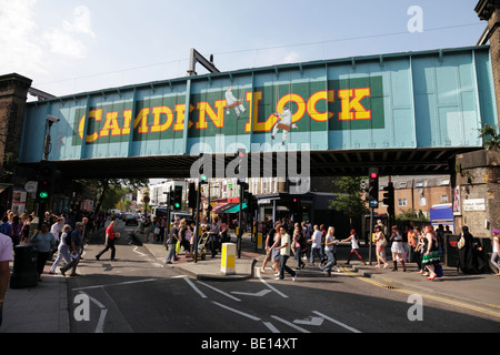 berühmte Eisenbahnbrücke über die Camden High Street in der Nähe von Camden lock London uk Stockfoto