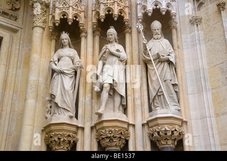 Skulpturen, Details der Eingang der Kathedrale von Zagreb, Zagrebacka Katedrala Kaptol, Gornji Grad, Zagreb, Kroatien, Europa Stockfoto