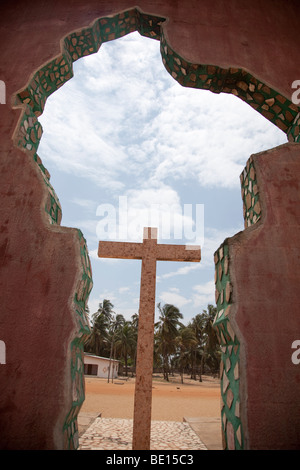 Das Denkmal des großen Jubiläums des Jahres 2000 ist eine von mehreren Denkmälern auf dem Strand von Ouidah, Benin. Stockfoto