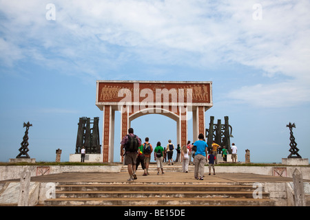 Das Gate of No Return, ein UNESCO-Weltkulturerbe zählt mehrere Denkmäler auf dem Strand von Ouidah, Benin. Stockfoto