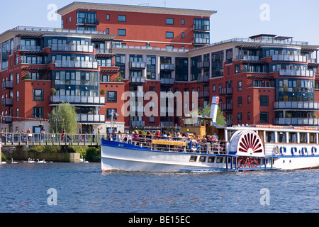 Touristen auf Vergnügen Fluss Kreuzfahrt vorbei an modernen Wohn-Entwicklung, Kingston upon Thames, Surrey, Vereinigtes Königreich Stockfoto