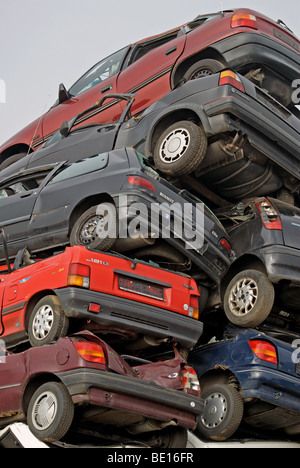 Verschrotteten Autos zu einem Recyclingzentrum Oplanden, North Rhine-Westphalia, Germany. Stockfoto