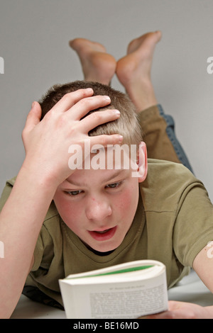 Porträt eines jungen Mannes, ein Buch zu lesen Stockfoto