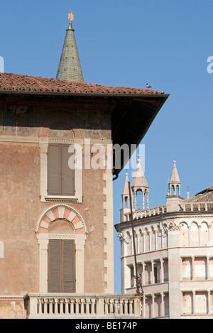 altes Haus und Detail des Baptisterium - Parma - Italien Stockfoto