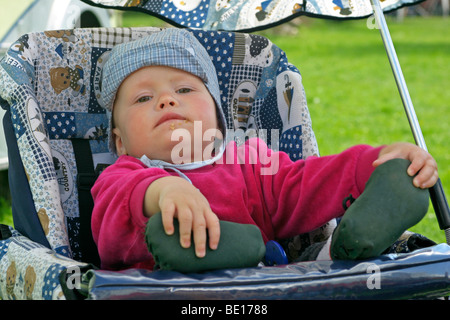 Porträt von einem Babymädchen sitzen in ihrem Kinderwagen Stockfoto