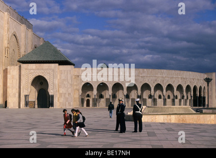 Polizisten und Schülerinnen außerhalb der Moschee Hassan II in Casablanca - Marokko Stockfoto