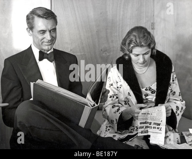 CARY GRANT und Ingrid Bergman Kritiken ihres Films INDISKRET 1958 Stockfoto