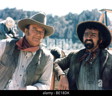 DER Krieg Wagen - John Wayne auf der linken Seite in dem 1967 Universal film Stockfoto