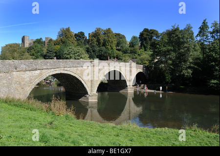 Dinham Brücke über den Fluss Teme mit Ludlow Castle oben. Stockfoto